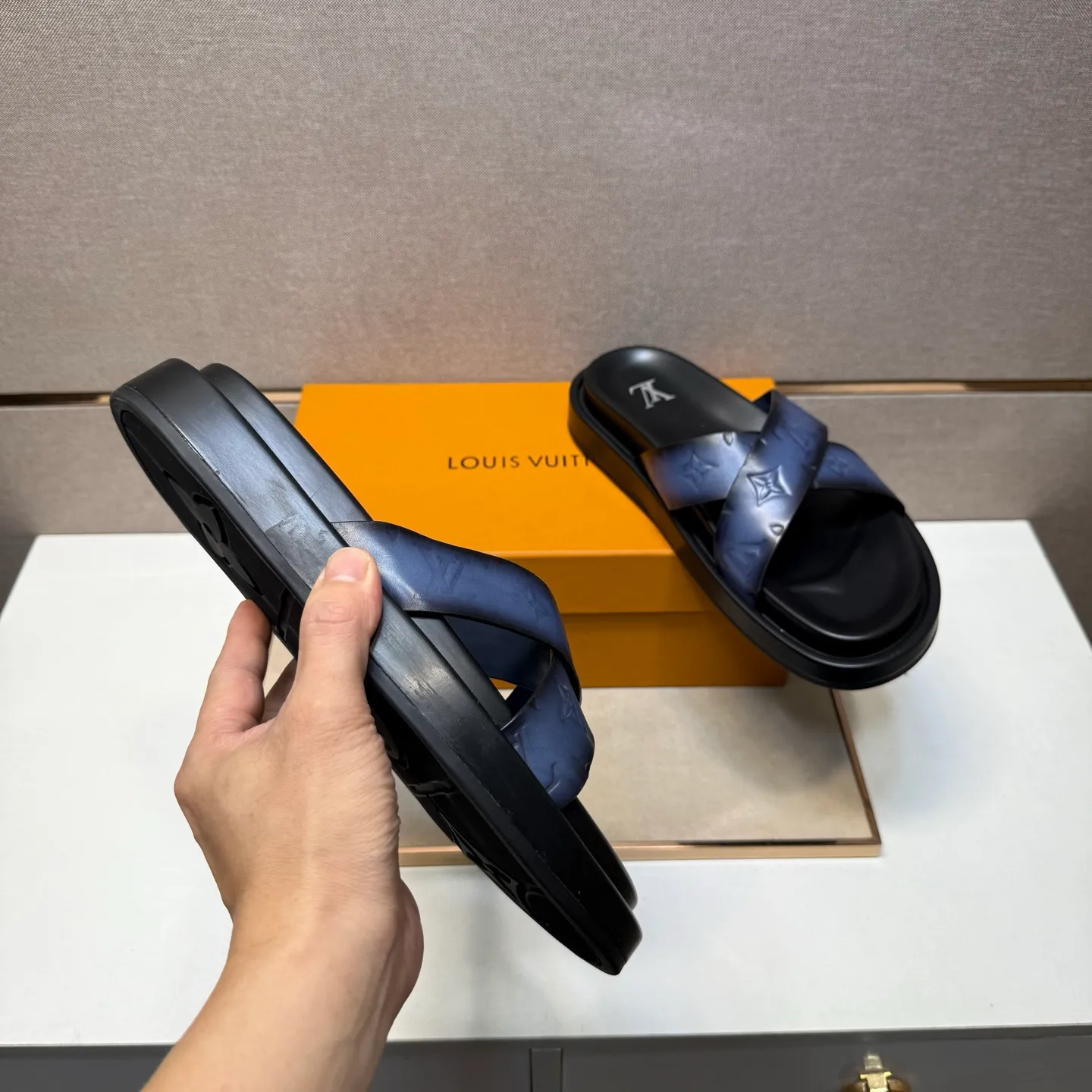 ⬛️Men's shoes 💰p400 [LV～] Men's casual slippers 2025z cabinet sales simultaneously 🔶Size: 39-44#️⃣ 🔷2 colors🔜The upper is made of cowhide stitching➕Genuine leather lining, comfortable and breathable, sole: original comfortable and wear-resistant outsole, ⚠️Real 📱Photographed🎬The real thing is better📢📢📢